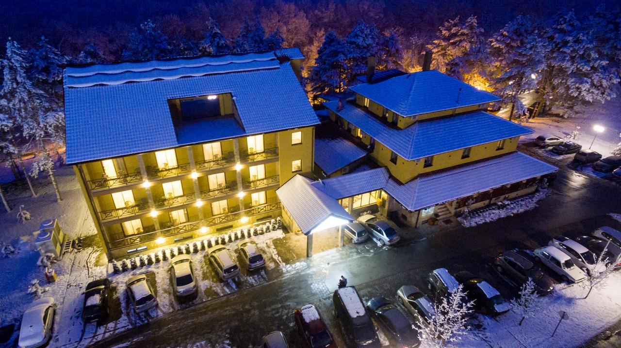Hotel Borkovac Ruma Esterno foto