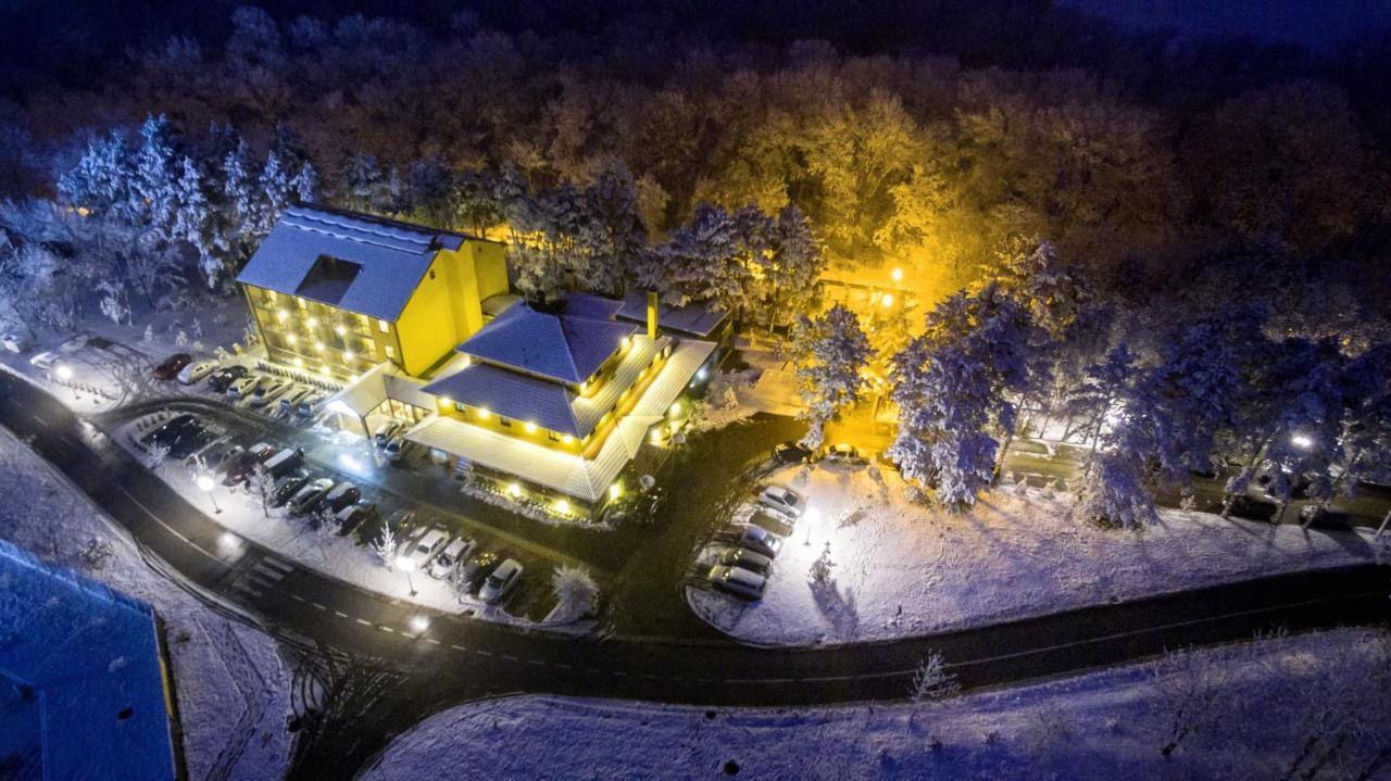 Hotel Borkovac Ruma Esterno foto